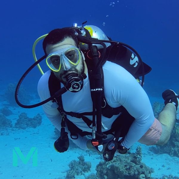 Potápěč z Max Dives užívající si ponor v Egyptě